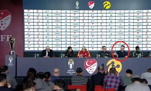 Basın toplantısında Tedesco'nun hareketi