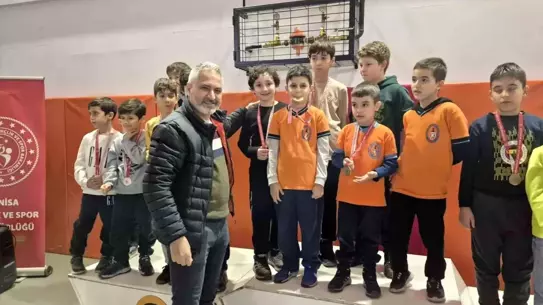 Satranç tahtası ve genç oyuncular