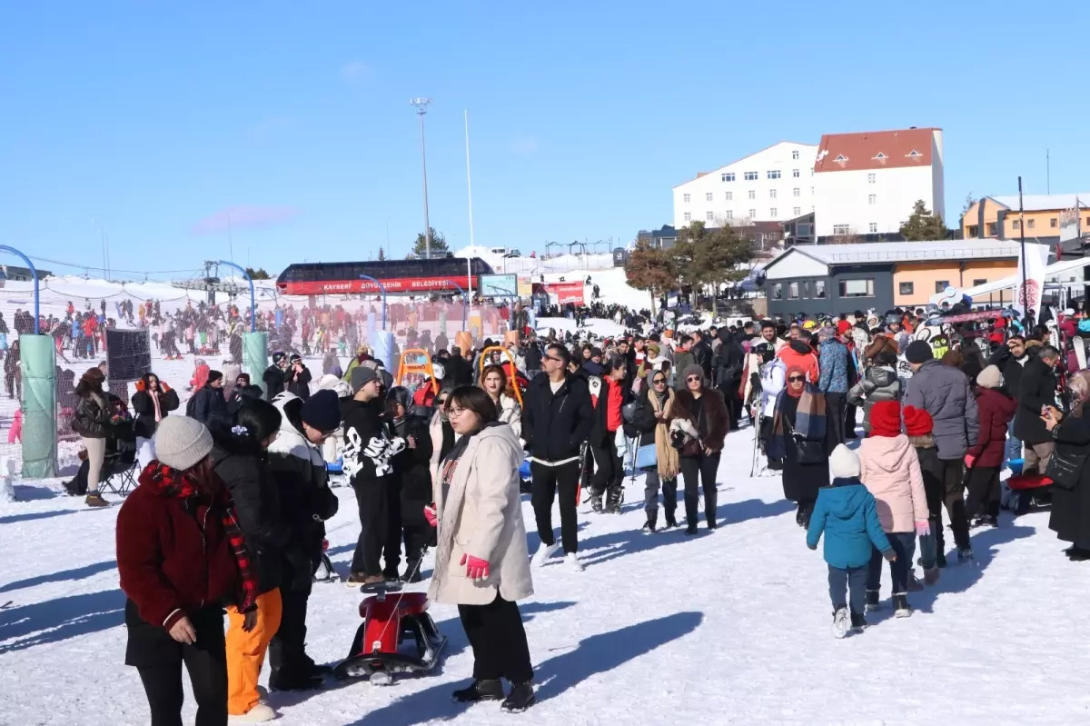 Erciyes Kayak Merkezi'nde Hafta Sonu Turist Akını: Pistler Dolup Taştı