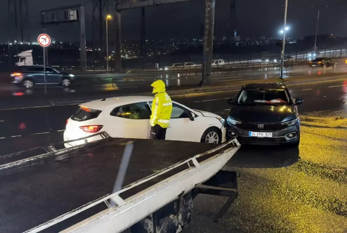 Beylikdüzü'nde Şiddetli Yağış Nedeniyle Kaygan Yolda Tek Araç Çarpması: 1 Yaralı