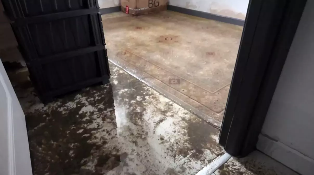 Beylikdüzü'nde Şiddetli Sağanak Sonrası 5 Katlı Bina Tahliye Edildi