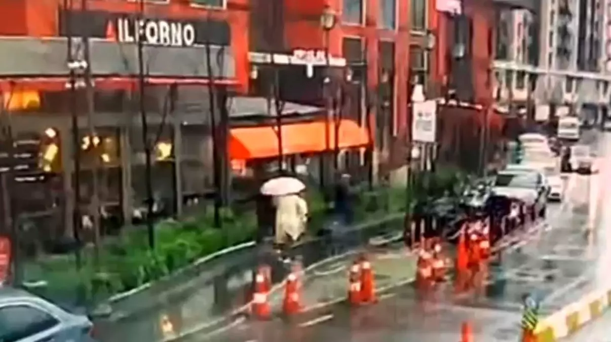 Beyoğlu’nda Şiddetli Fırtına Tabelayı Devrerek Şehir Planlamacısını Ağır Yaraladı