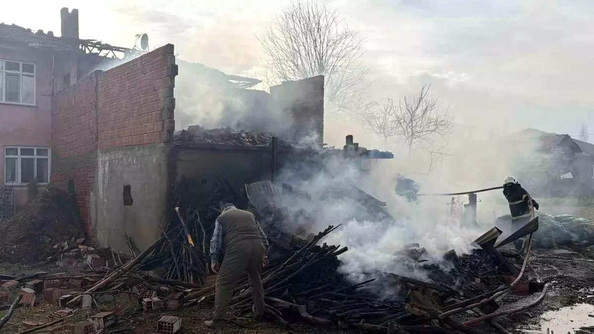 Erbaa’da Ahır Yangını Bitişik İki Katlı Evin Çatısına Sıçradı