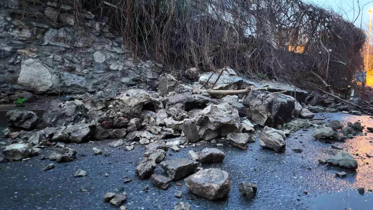 Fatih’te Sağanak Yağış Sonrası İstinat Duvarı Çöktü, Trafik Geçici Durdu