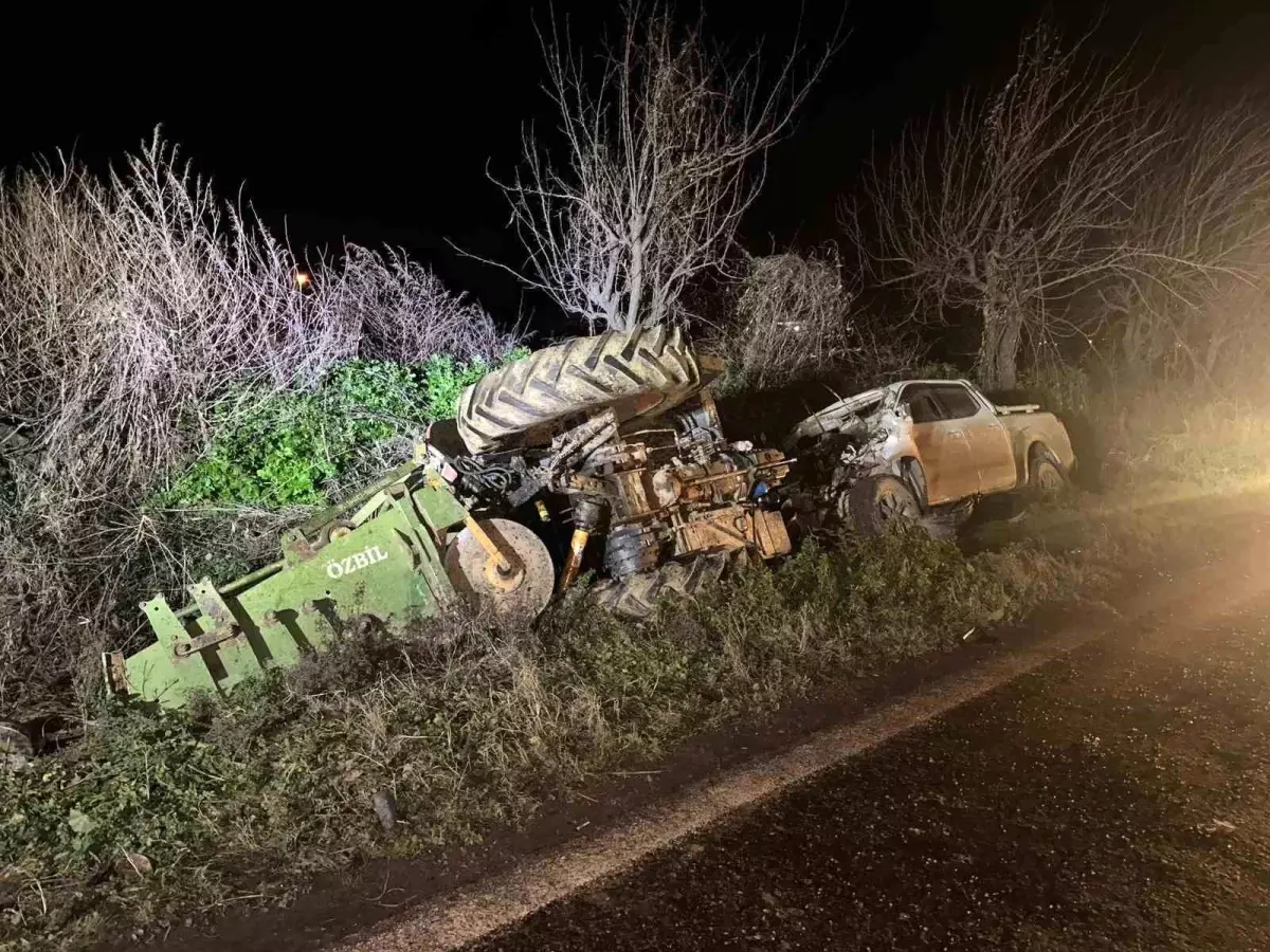 Ödemiş’te Hatalı Sollama Kazası: Pikap Traktöre Çarptı, 2 Sürücü Hastanede