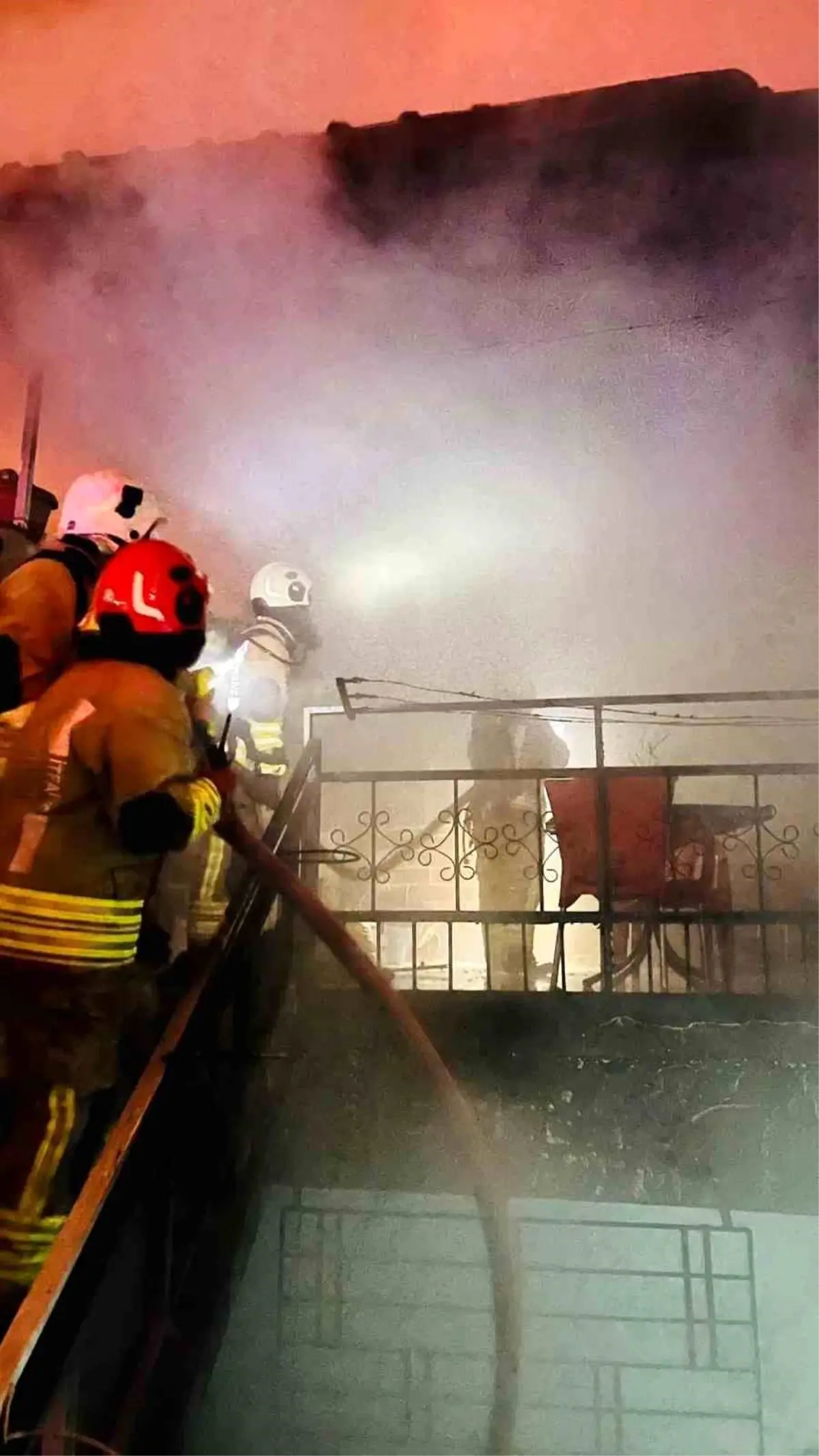 Kahramanmaraş Dulkadiroğlu'nda Metruk Evde Çıkan Yangın Kontrol Altına Alındı