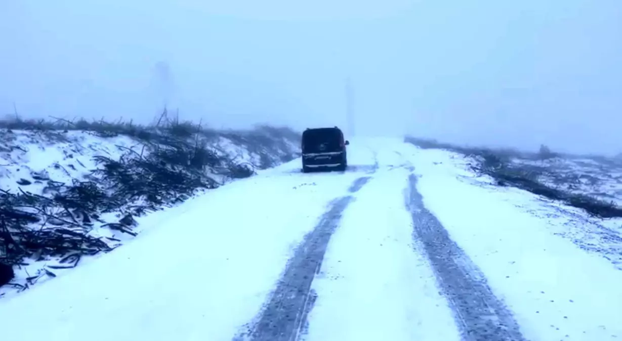 Kavaklıdere’de Kar ve Buz Yolunu Kapatırken AFAD Müdahalesi