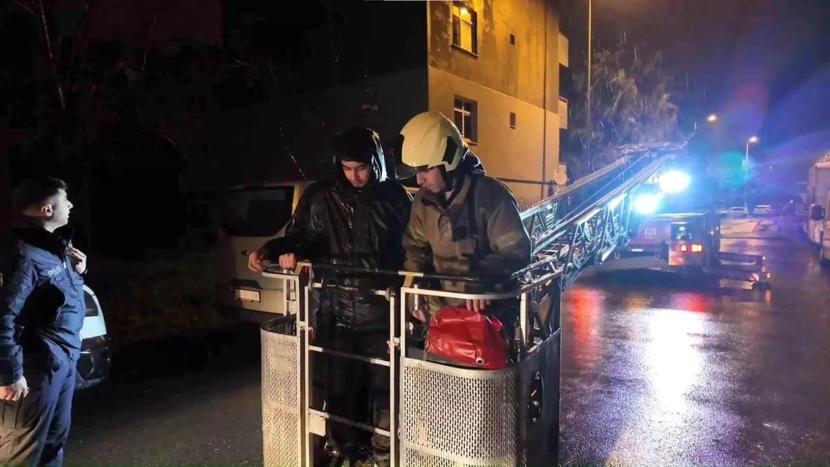 Sancaktepe'te Çatıda Mahsur Kalan Gençler İtfaiye Ekipleriyle Kurtarıldı