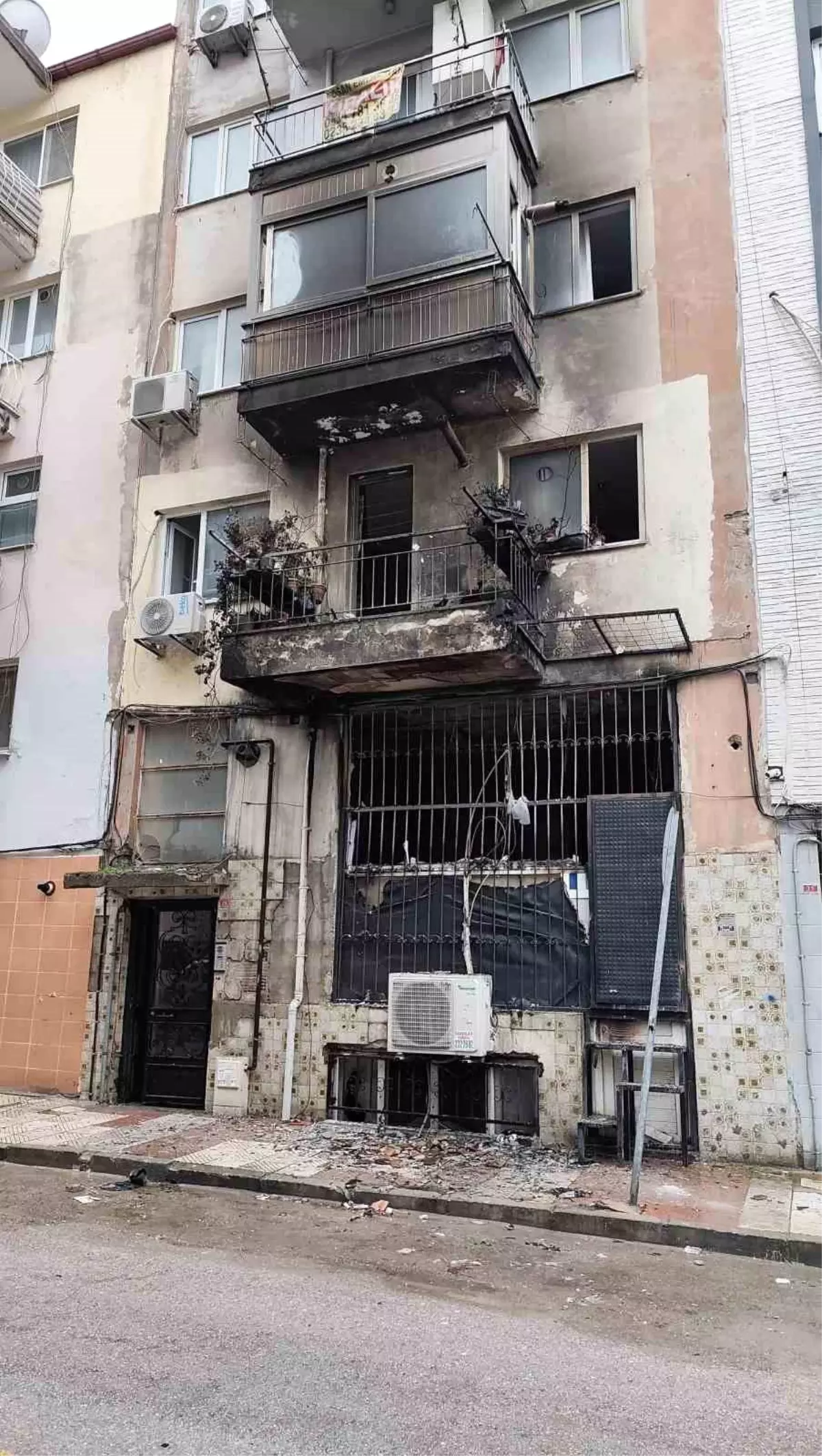 Manisa Şehzadeler'de İş Yeri Yangını Mahalle Sakinlerini Şaşkına Çevirdi