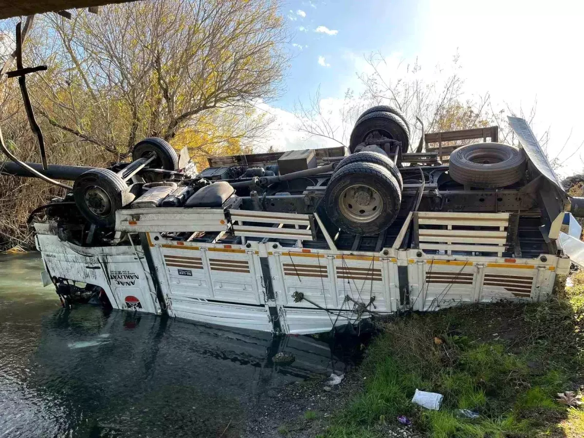 Osmaniye'de Turp Yüklü Kamyon Kontrolden Çıkarak Dereye Düştü