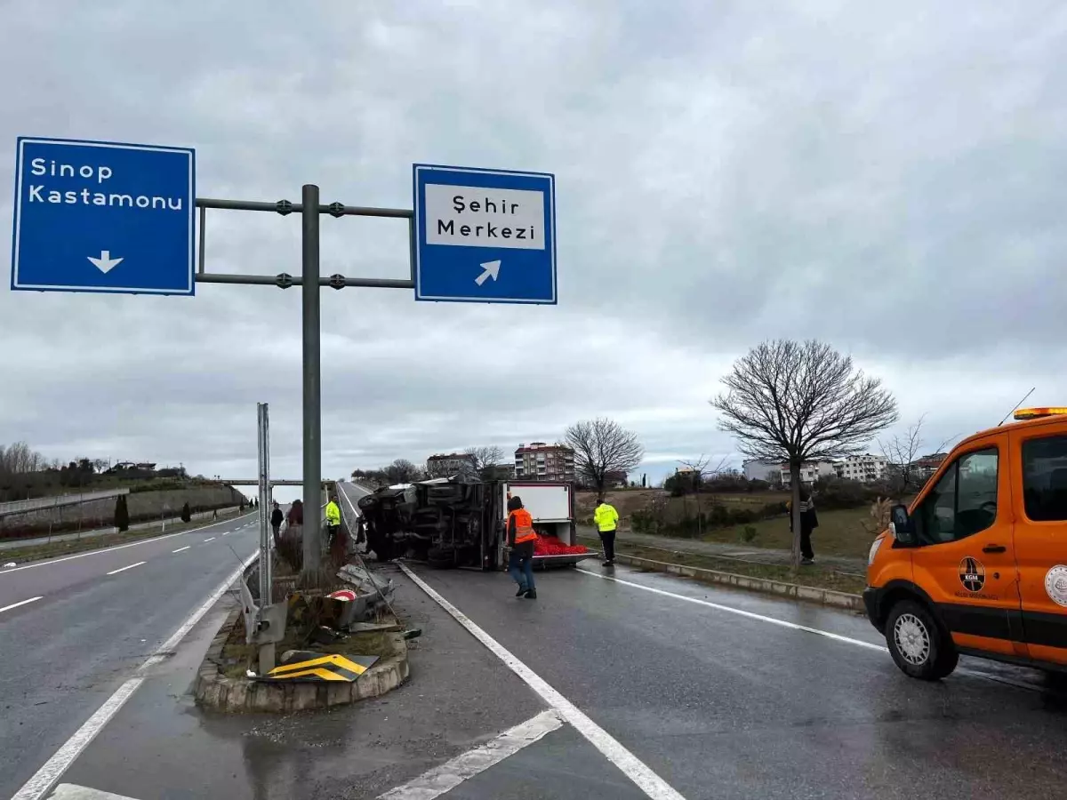 Sinop Gerze'de Kontrolden Çıkan Kamyonet Devrildi