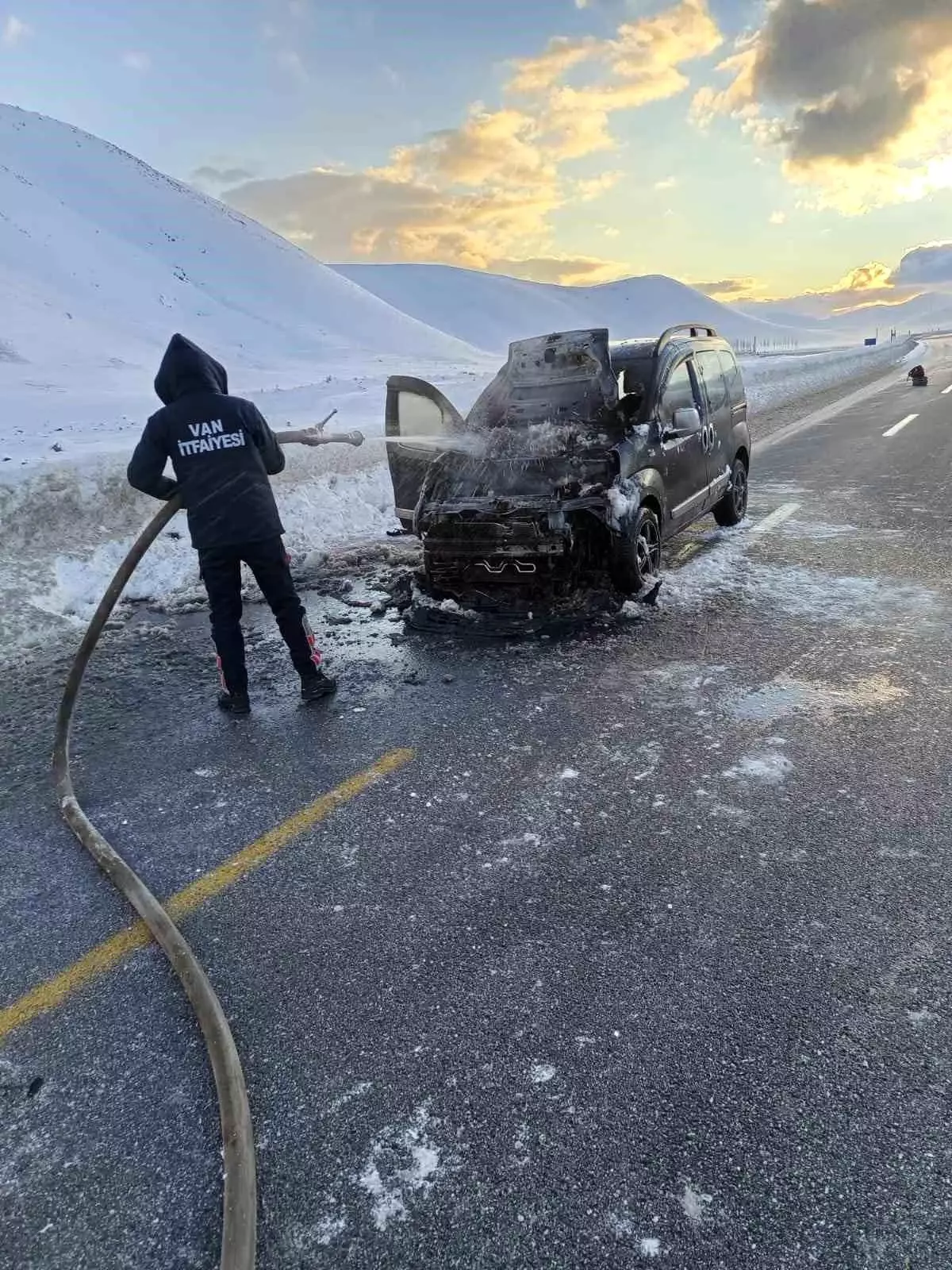 Van’ın Çaldıran İlçesinde Seyir Halindeki Kamyonet Yangını Kontrol Altına Alındı