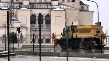 Ankara sokaklarında kar ve yağmur