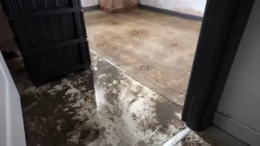 Bina içinde birikmiş suyun görüntüsü