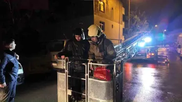 Sancaktepe'te Çatıda Mahsur Kalan Gençler İtfaiye Ekipleriyle Kurtarıldı