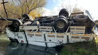 Osmaniye'de Turp Yüklü Kamyon Kontrolden Çıkarak Dereye Düştü