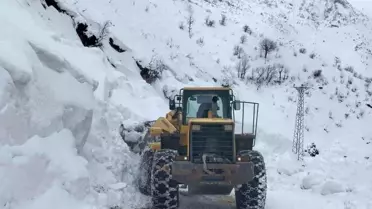 Siirt'te Yol Açma Çalışmaları Sürerken Minibüs Yolcuları Güvende