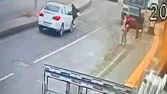 Kurtalan'da Araç Yayaya Çarptı: Güvenlik Kamerası Anları Görüntülendi