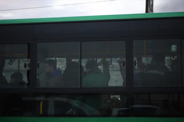 Protesto sırasında kalabalık duvara doğru itiyor