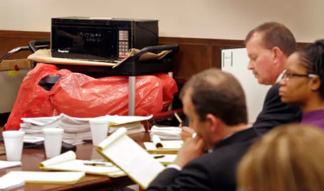 Mahkeme salonunda tutuklu kadın