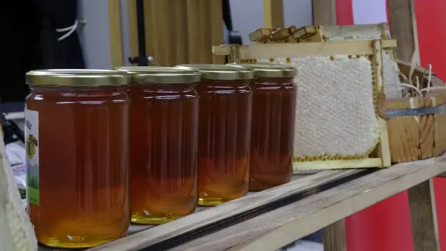 Bal kavanozu ve fiyat etiketi