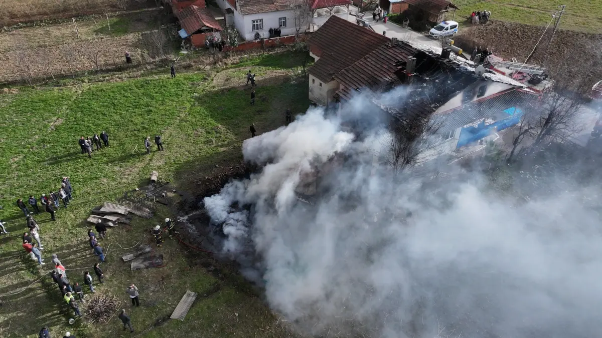 Erbaa'da Ahır Yangını 2 Katlı Evin Çatısını Yaktı, İtfaiye 1 Saatte Söndürdü