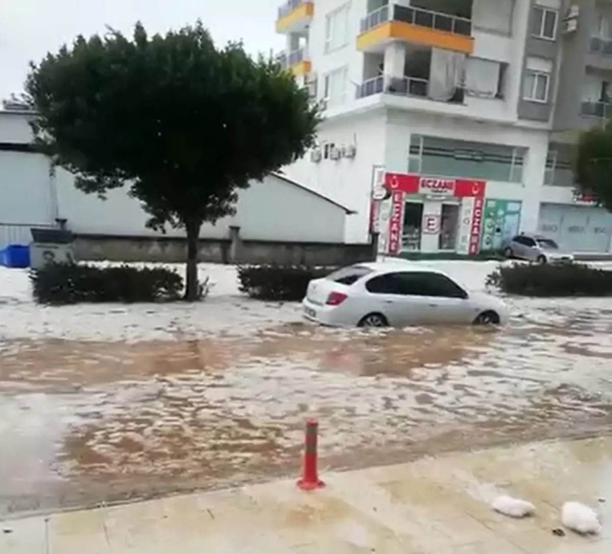 Alanya’da Ani Sağanak ve Dolu Yağışı Şehir İçinde Trafik Sorunlarına Yol Açtı