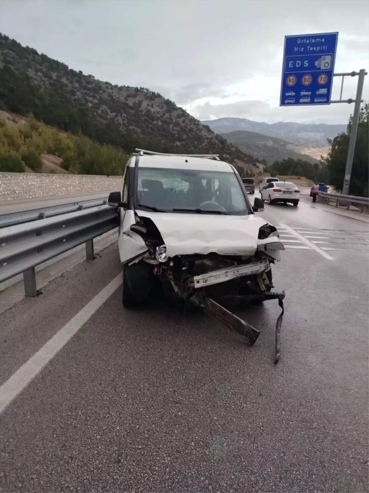 Korkuteli'de Trafik Kazası: Hafif Ticari Araç Bariyere Çarptı, 1 Ölü ve 1 Yaralı
