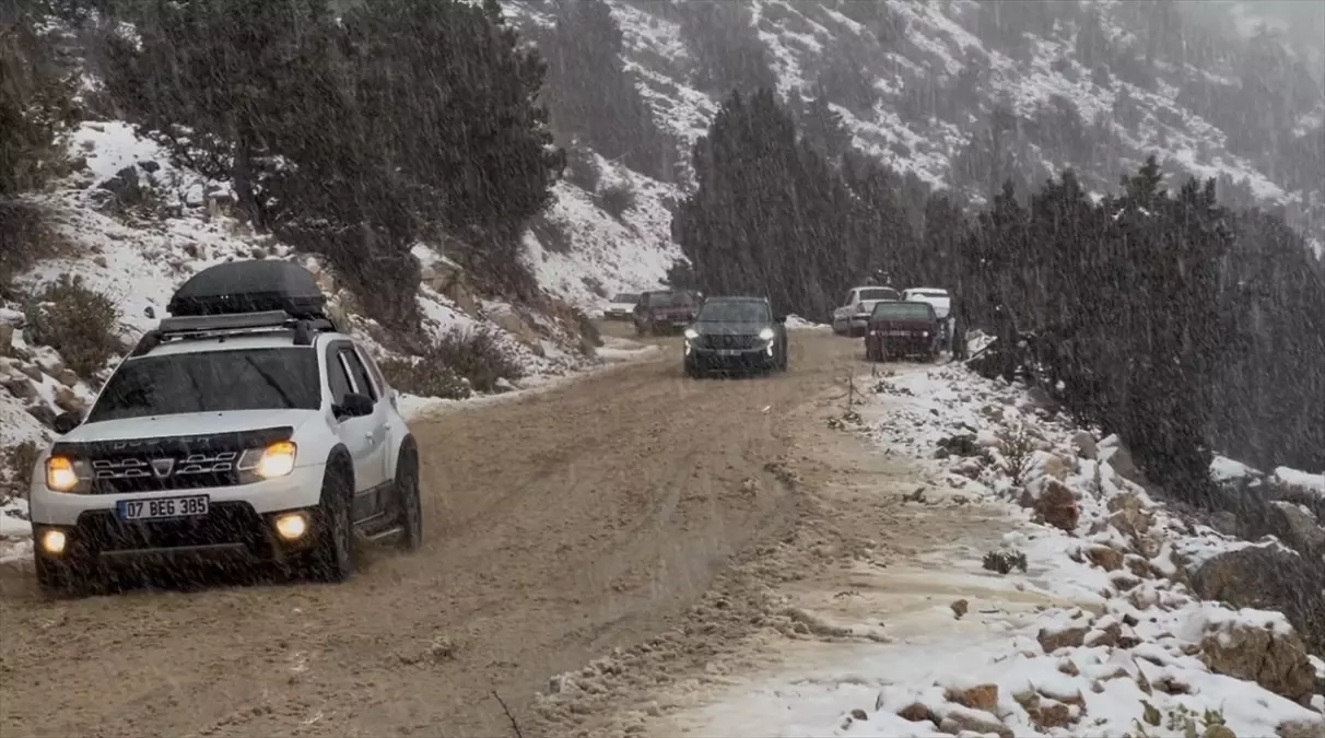 Kaş’ın Zirvelerinde Bembeyaz Bir Kış: Kar Yağışı Coşkusu