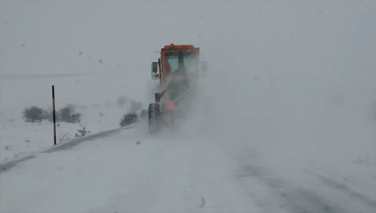 Beypazarı'nda 20 cm Karla Köy Yolları Kapandı, Otobüs Yolcuları Tahliye Edildi
