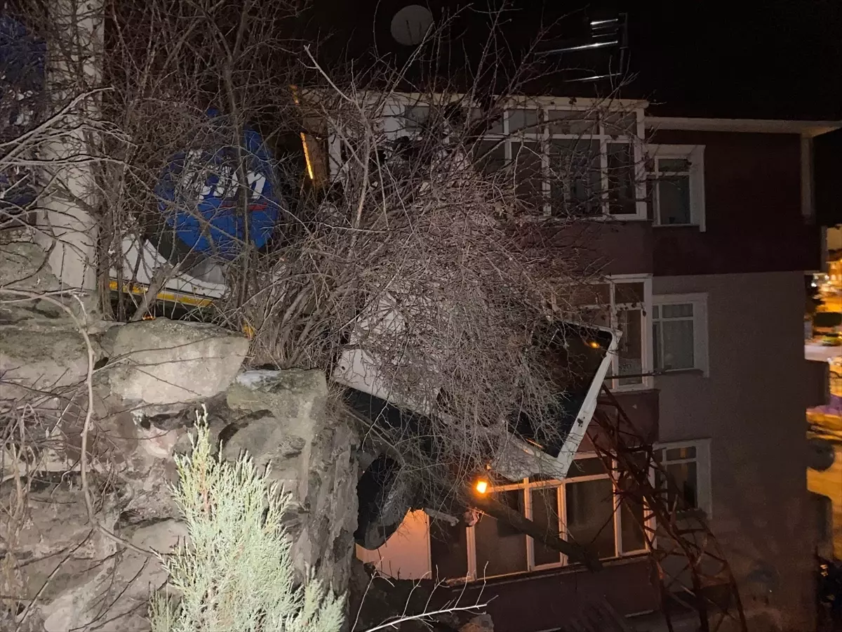 Kaygan Yolda Tır Şarampolde Kaldı, Elektrik Direği Hayat Kurtardı