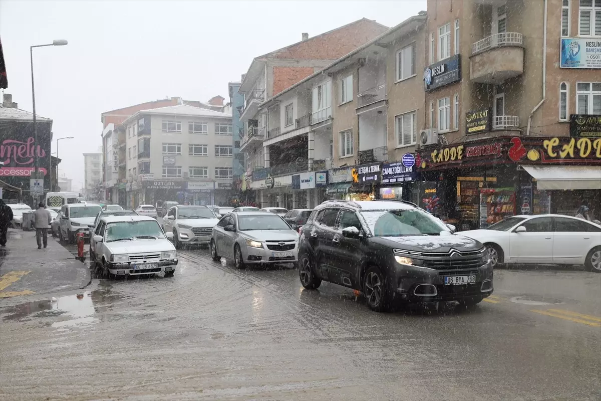 Çubuk’ta Şiddetli Kar Yağışı Ulaşımı Felçledi, Yetkililer Mücadeleye Başladı