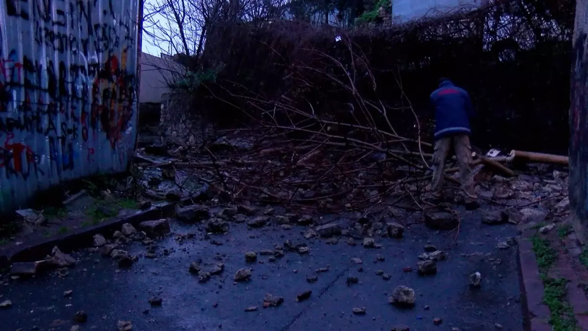 Fatih’te Şiddetli Yağış Sonrası İstinat Duvarı Çöktü: Yetkililer Temizlik Çalışmalarına Başladı