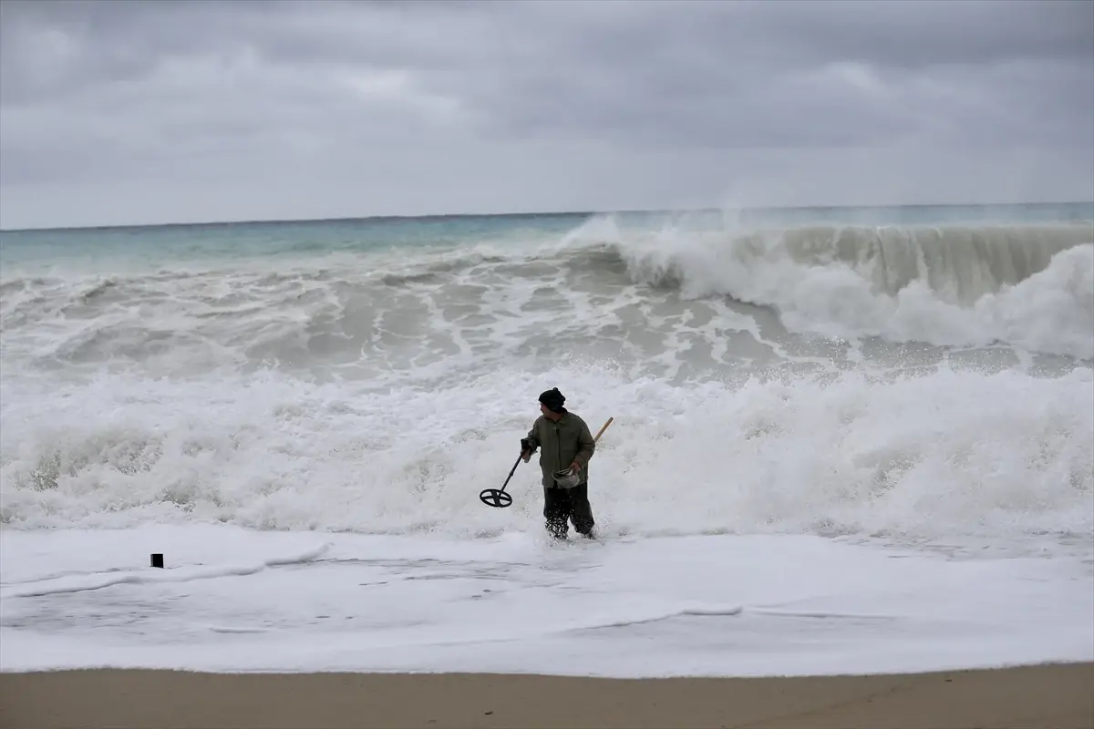 Fethiye'de Şiddetli Yağış Sonrası Ölüdeniz'in Renk Değişimi ve Kıyı İşletmelerine Zarar