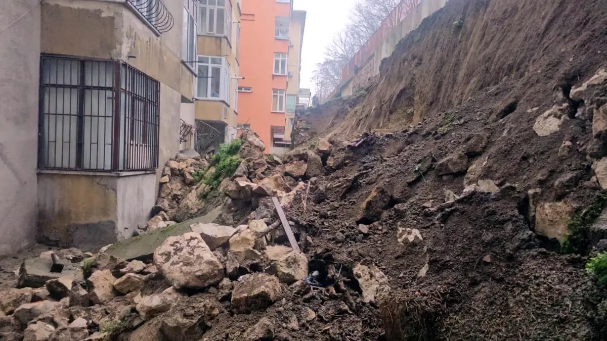 Edirne'de Şiddetli Yağış Sonrası İstinat Duvarı Çöktü, Bina Tahliye Edildi