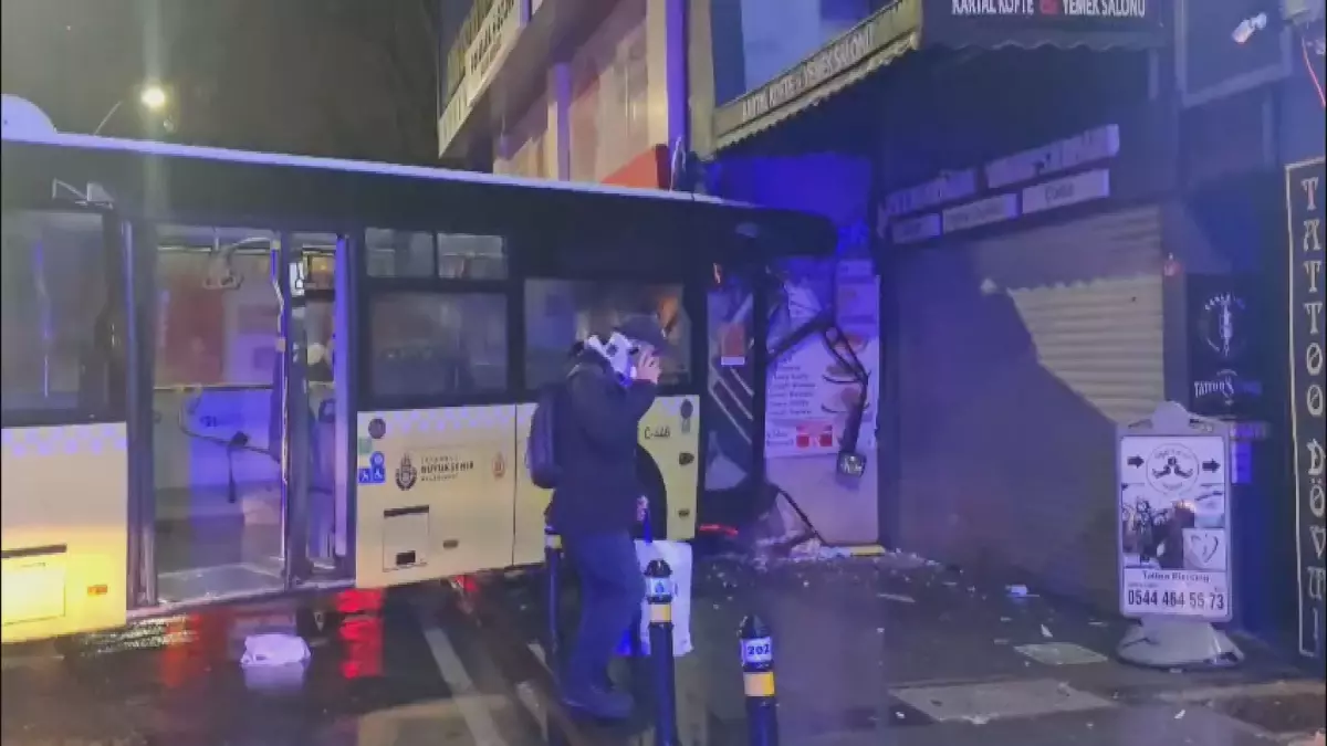 Kartal’da İETT Otobüsü Kontrolünü Kaybederek Bina Duvarına Çarptı, 6 Yaralı