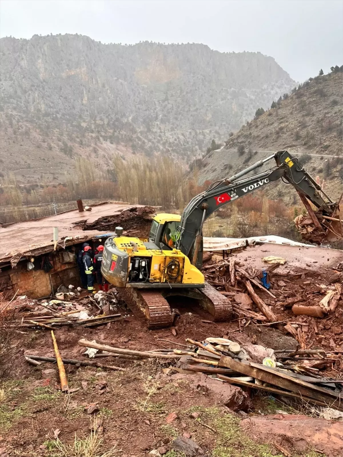 Konya’da Şiddetli Rüzgarlar Çatıları Uçurdu, Elektrik Kesintilerine ve Ahır Çöküşlerine Yol Açtı