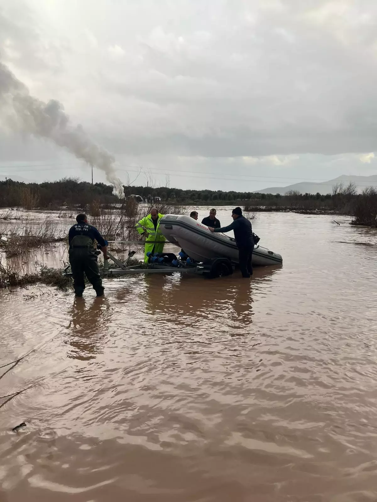Akhisar'da Gürdük Çayı'na Düşen 9 Köpek Yavrusu Hayatta Kaldı