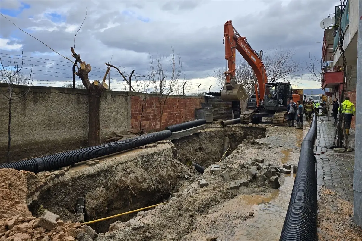 Manisa’nın Turgutlu İlçesinde Kanalizasyon Çalışması Sırasında Göçük: 1 İşçi Yaralandı