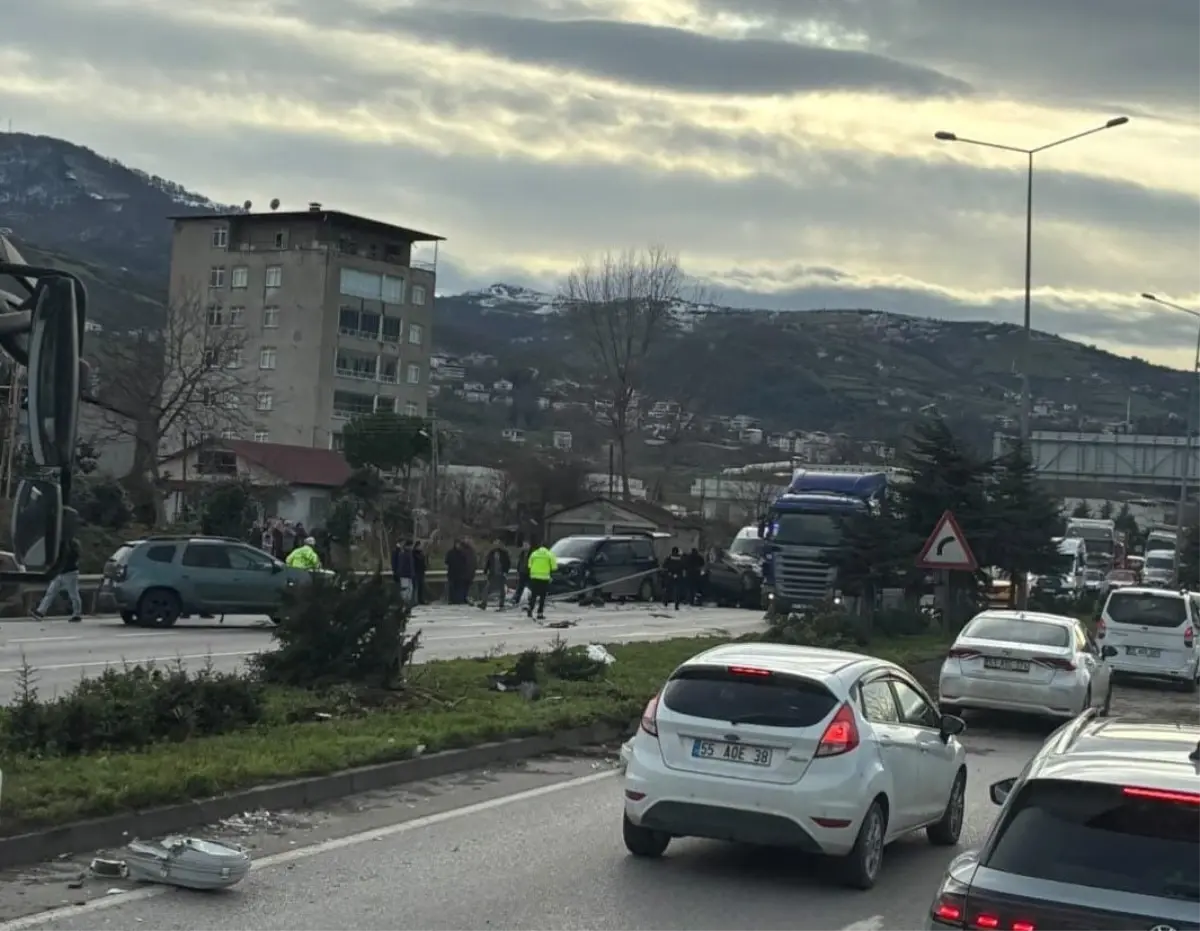 Samsun Canik'te Takla Atan Otomobil 2 Araca Çarptı, 4 Kişi Yaralandı