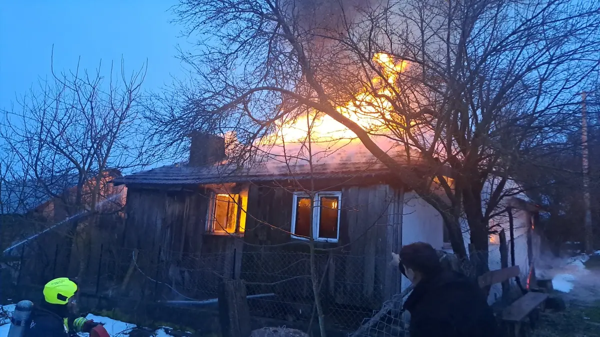 Bolu Gövem Köyü'nde Ahşap Ev Yangını: Bacadan Çıkan Duman Tüm Evi Yok Etti