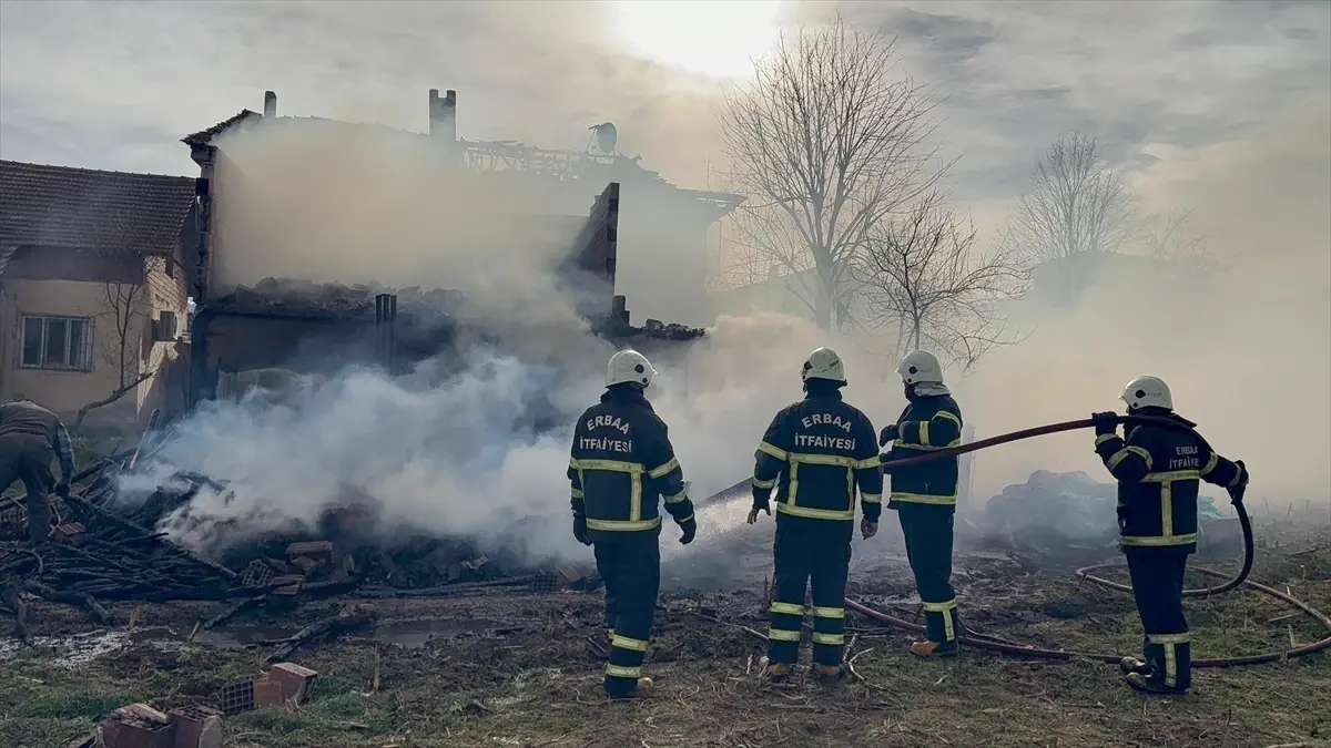 Erbaa’da Ahır Yangını Evleri Tehdit Etti