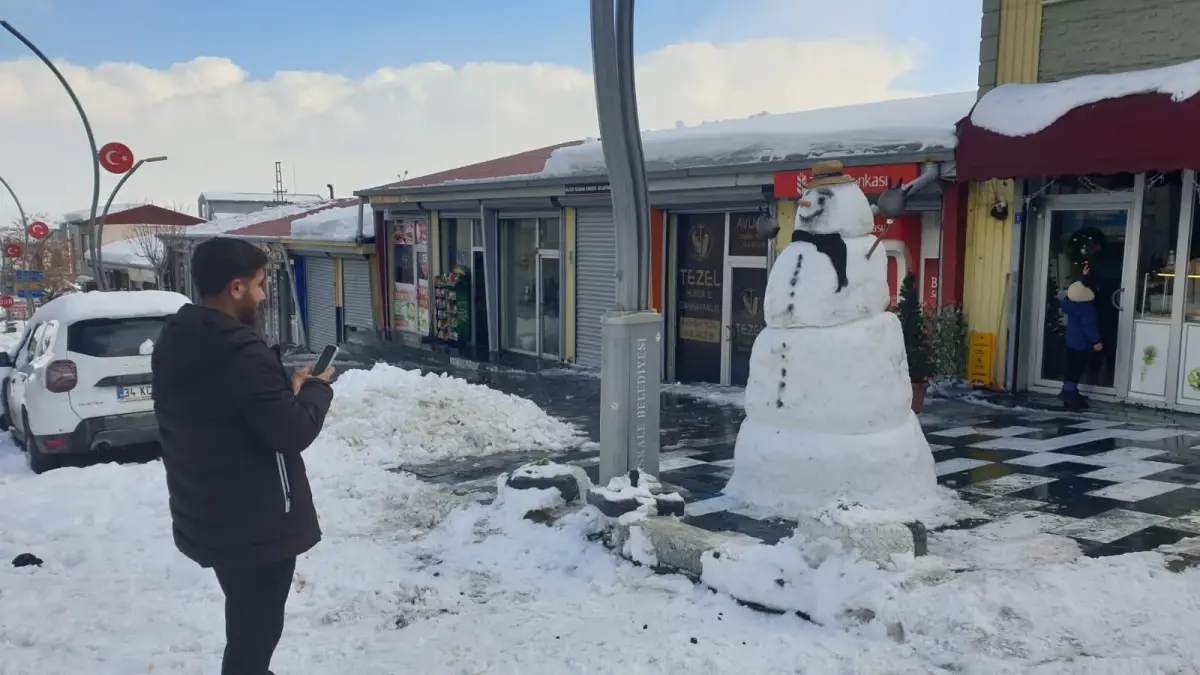 Baskale’de Kar Temizleme Operasyonu: 400 Kamyon Şehri Temizledi
