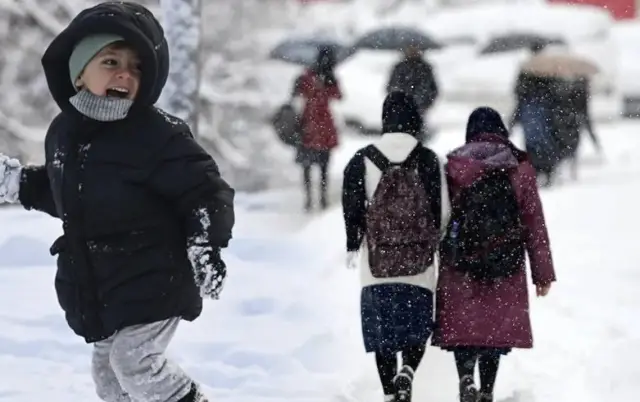 Okul önünde kar birikintisi