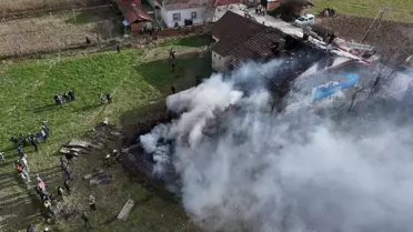 Yangın sonrası evin çatıdaki alevler