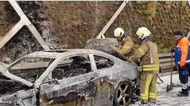 Fatih’te Trafik Akışını Yaran Otomobil Yangını Kontrol Altına Alındı
