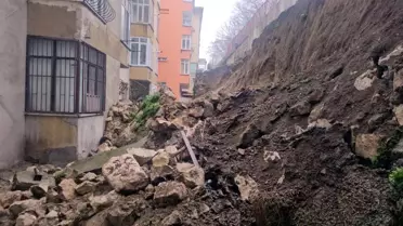 Çöken istinat duvarının yakın çekimi