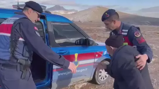 Arama ekibi dağlık alanda çalışıyor