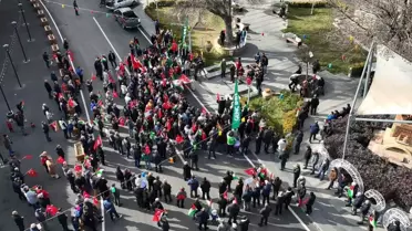 Yürüyüşteki kalabalık ve pankartlar