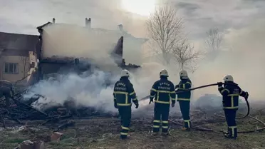 Yangının etkili olduğu ahır ve çevresi